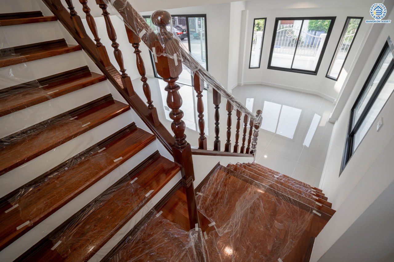 บ้านมือสองตกแต่งใหม่ โครงการ กฤษดานคร16-17 บรมราชชนนี-พุทธมณฑลสาย3 เนื้อที่ 60 ตร.ว. ฟังก์ชัน 3 ห้องนอน 3 ห้องน้ำ 1 ห้องอเนกประสงค์ จอดรถได้ 1 คัน บนทำเลศักยภาพ เชื่อมต่อเมืองอย่างรวดเร็ว ใกล้ทางคู่ขนานลอยฟ้าบรมราชชนนี ม.มหิดล และเซ็นทรัลศาลายา